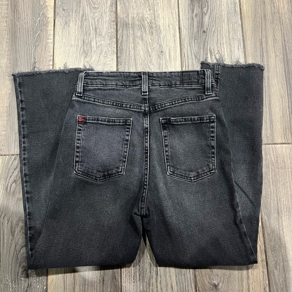 BDG Women's Dark Gray Black Kick Flare High Rise Cropped Jeans Size 26 Stylish - Picture 3 of 4